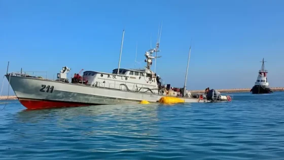 إخراج سفينة البحرية الملكية العالقة بين الصخور